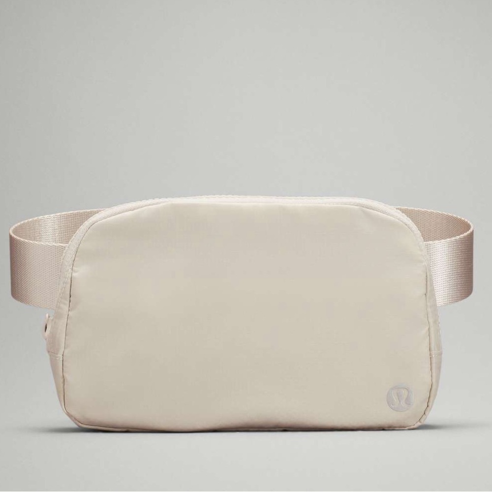 Lululemon belt bag in cream/ beige 1L